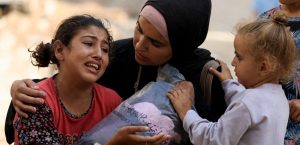Una niña palestina, cuyos padres y hermano murieron en un ataque israelí nocturno contra una tienda de campaña, llora durante su funeral en el Hospital Al-Shifa de la ciudad de Gaza, en la Franja de Gaza, el 20 de agosto de 2025. (OSV News/Dawoud Abu Alkas, Reuters)