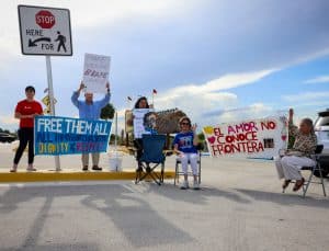 Imagen destacada: Un grupo de personas se reúne en la autopista 41 de Miami para tratar de asistir a una vigilia en la entrada del centro de detención del Servicio de Inmigración y Control de Aduanas "Alligator Alcatraz" en el Aeropuerto de Capacitación de Transición de Dade-Collier en Ochopee, Florida, el 3 de agosto del 2025. (OSV News/Marie Uzcategui, Reuters)