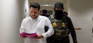Un migrante es detenido por agentes federales de inmigración en el tribunal de inmigración de Estados Unidos en el distrito de Manhattan de la ciudad de Nueva York el 25 de julio de 2025. (OSV News/David «Dee» Delgado, Reuters)