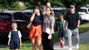 Familias y seres queridos se reúnen tras un tiroteo en la escuela católica Annunciation Catholic School de Minneapolis el 27 de agosto de 2025. Un tirador abrió fuego con un rifle a través de las ventanas de la iglesia de la escuela y alcanzó a varios niños que celebraban misa durante la primera semana de clase, matando a dos e hiriendo a 17 personas en un acto de violencia que el jefe de policía calificó de «absolutamente incomprensible». (OSV News/Dave Hrbacek, The Catholic Spirit)