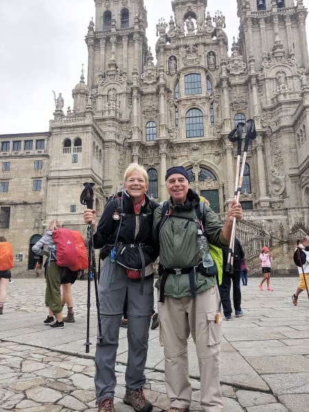 Celine y Don Woznica en 2019 llegando a la Catedral de Santiago de Compostela tras recorrer 800 kilómetros a pie por el Camino de Santiago.