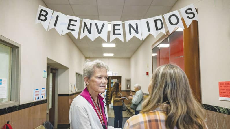 Celine Woznica da la bienvenida a los visitantes al Centro San Edmundo. El proyecto ha recibido 19.000 visitas de migrantes. (Octavio Durán, OFM/EE. UU.)