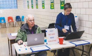 Don Woznica (izq.), médico de familia que sirvió como misionero laico Maryknoll antes de unirse a los Afiliados Maryknoll, y la voluntaria Maria Cardona sirven en el Centro San Edmundo.(Octavio Durán, OFM/EE. UU.)