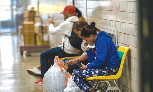 Dando la bienvenida a “héroes” migrantes