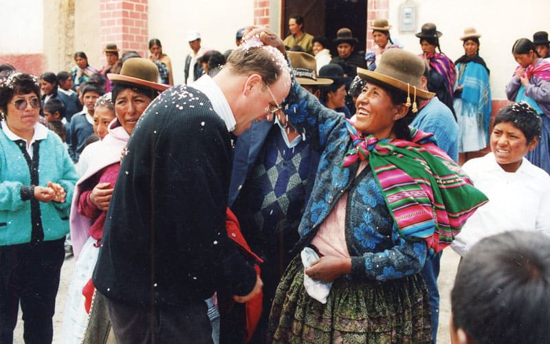 Durante su formación en el extranjero, el seminarista Everson participó en costumbres culturales,<br />
como esta alegre lluvia de confeti durante una celebración de Primera Comunión.(Robert Milazzo/Perú)