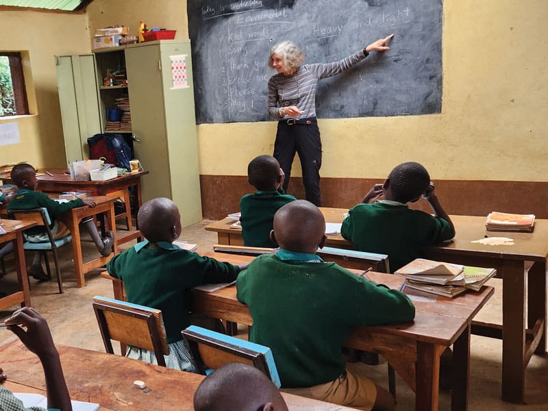 La misionera Glaser enseña en el Centro de Rehabilitación St. John Bosco en Kitale, Kenia, que<br />
ofrece educación de refuerzo y un entorno acogedor para niños en riesgo de vivir en la calle. (Teresa Glaser, MKLM/Kenia)
