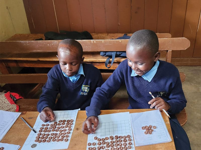 En el salón de clases, los entusiastas alumnos se benefician de las técnicas creativas de la<br />
misionera Glaser. Ella enseña habilidades básicas de resolución de problemas matemáticos y<br />
usa juegos educativos para reforzar el aprendizaje del inglés en los estudiantes. (Teresa Glaser, MKLM/Kenia)