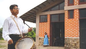 Imagen destacada: Don Saturnino Yabanure, catequista de la parroquia Santísima Trinidad, toca música autóctona que aprendió de sus antepasados y que ahora enseña a jóvenes de la comunidad mojeño trinitario. (Adam Mitchell/Bolivia)