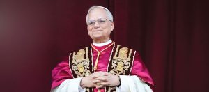 El Papa León XIV, ex cardenal Robert F. Prevost, saluda a la multitud reunida en la Plaza de San Pedro tras su elección como papa el 8 de mayo del 2025. El nuevo papa nació en Chicago. (Foto CNS/Lola Gomez)