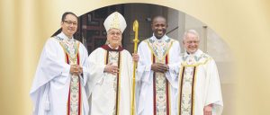 De izq. a dcha.: Padre Maryknoll Matthew Sim, Obispo Mark J. Seitz, Padre Maryknoll Patrick Okok y Superior General Maryknoll Padre Lance P. Nadeau. (Octavio Durán, OFM/EE. UU.)