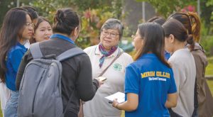 La Hermana Maryknoll Misolas, originaria de Filipinas, conecta a estudiantes y profesores de Miriam College con las comunidades locales para buscar soluciones duraderas al cambio climático. (Paul Jeffrey/Filipinas)