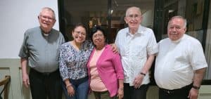 De izq. a dcha.: El Padre Maryknoll John Northrop, Sofía Cruz, Clelia Estrada, el Padre Maryknoll John Spain y el Padre Joaquín Álvarez, párroco de la parroquia Cristo Salvador. (Cortesía de Sofia Cruz/El Salvador)