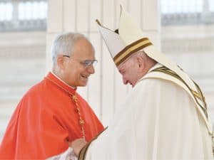 El Papa Francisco saluda al entonces cardenal Robert F. Prevost, ahora Papa León XIV, en la Plaza de San Pedro durante un consistorio en el Vaticano el 30 de septiembre del 2023. (CNS/Vatican Media/Ciudad del Vaticano)