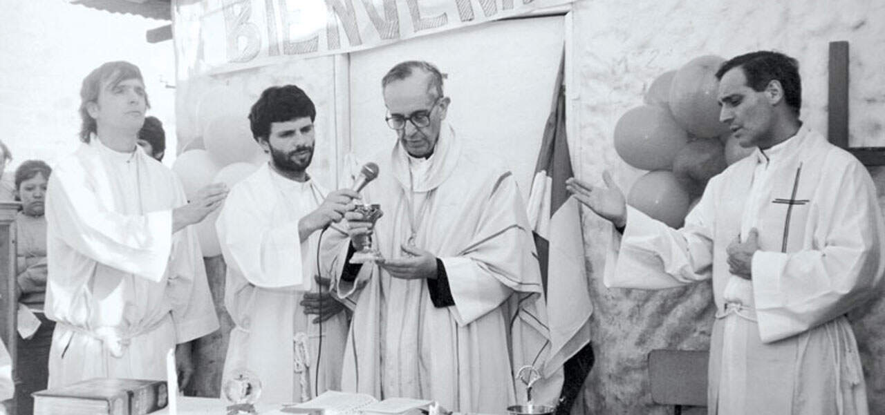 F25-vatican-II-feature El Reverendísimo Jorge Mario Bergoglio, quien se convertiría en el Papa Francisco, celebra una Misa<br />
al aire libre como arzobispo de Buenos Aires, Argentina, en la Villa 21-24 en 1998. (CNS/Parroquia Virgen de Caacupé, Reuters/Argentina).