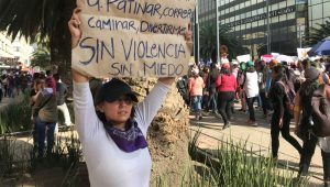 Joanely Martínez muestra una pancarta durante la marcha de las mujeres el 8 de marzo de 2020 en Ciudad de México. También participó en una huelga nacional de mujeres al día siguiente. Afirmó que el Gobierno “no hace nada” para proteger a las mujeres, que exigen a las autoridades que tomen más medidas para poner fin al asesinato de mujeres y niñas. (CNS/David Agren)