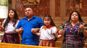 La familia Moreno, originarios de Guatemala, participa en la Misa conmemorativa de la Jornada Mundial del Migrante y del Refugiado realizada en la catedral de San Mateo Apóstol, en Washington D.C., el domingo 24 de septiembre de 2023. (OSV News/Mihoko Owada, Catholic Standard y El Pregonero)