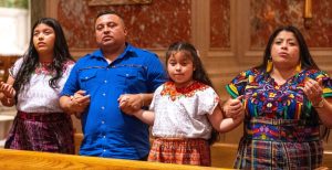 La familia Moreno, originarios de Guatemala, participa en la Misa conmemorativa de la Jornada Mundial del Migrante y del Refugiado realizada en la catedral de San Mateo Apóstol, en Washington D.C., el domingo 24 de septiembre de 2023. (OSV News/Mihoko Owada, Catholic Standard y El Pregonero)