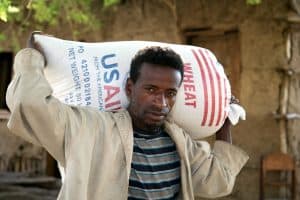 Un hombre carga una bolsa de trigo suministrada por Catholic Relief Services y USAID para ayuda alimentaria de emergencia en una aldea cerca de Shashemane, Etiopía. (OSV News/Nancy McNally, Catholic Relief Services)