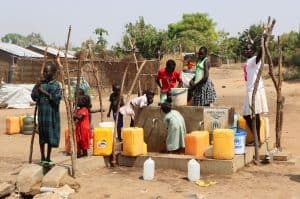 Imagen destacada: Refugiados de Sudán recogen agua de un pozo de perforación en el campo de refugiados Gorom, cerca de Yuba en Sudán del Sur, el 26 de enero del 2024. El campamento recibe a refugiados sudaneses que huyen del conflicto en su país. (OSV News photo/Samir Bol, Reuters)