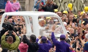 Imagen destacada: El Papa León XIV saluda a los visitantes y peregrinos desde el papamóvil bajo la lluvia en la plaza de San Pedro, en el Vaticano, antes de su audiencia general semanal el 10 de septiembre de 2025. (CNS/Lola Gómez)