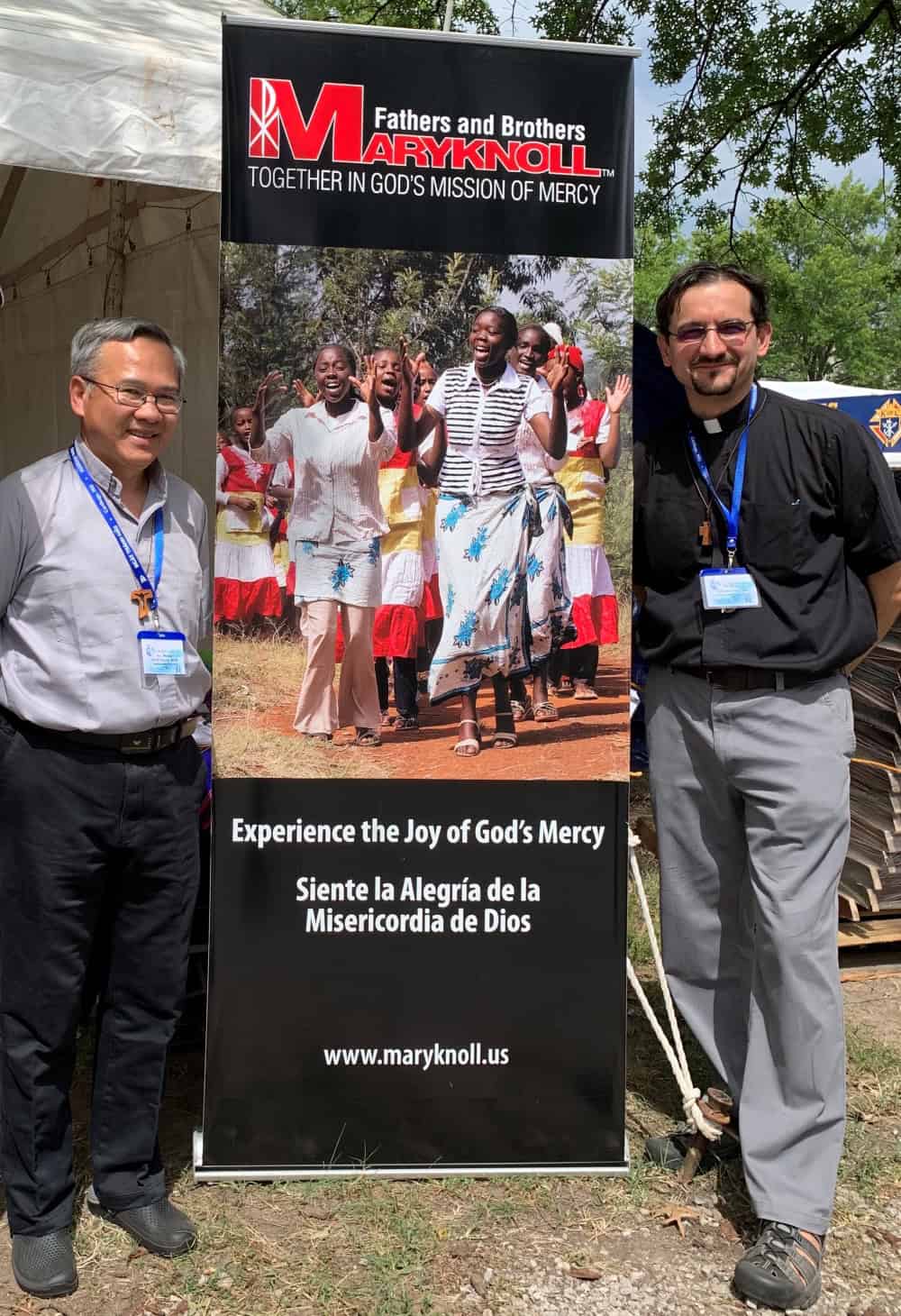 <br />
El Padre Maryknoll Rodrigo Ulloa y otro sacerdote Maryknoll posan con una pancarta que comparte el mensaje de la sociedad misionera sobre la misericordia de Dios, en una foto sin fecha. Como director de vocaciones de los Padres y Hermanos Maryknoll, el padre Ulloa acompaña a jóvenes que disciernen un compromiso de por vida con la misión como sacerdotes o hermanos. (OSV News/cortesía del padre Rodrigo Ulloa, M.M.)