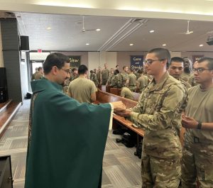 El Padre Maryknoll Rodrigo Ulloa, director de vocaciones de la Sociedad Misionera desde 2020, distribuye la Comunión en una foto sin fecha. El padre Ulloa, quien emigró de Guatemala con su familia en 1999, empezó a descubrir su vocación sacerdotal durante un vuelo de despliegue a los Emiratos Árabes Unidos en 2001, mientras era miembro de la Fuerza Aérea. (OSV News/cortesía del padre Rodrigo Ulloa, M.M.)