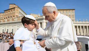 El Papa León XIV saluda a un niño vestido como el papa mientras viaja en el papamóvil durante la audiencia general semanal en la Plaza de San Pedro, en el Vaticano, el 17 de septiembre de 2025. (CNS/Vatican Media)