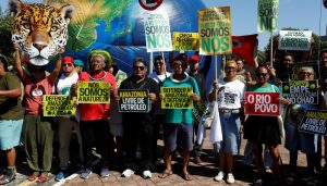 Personas asisten a una protesta en Belém, Brasil, el 23 de julio de 2025, en defensa de la justicia climática, meses antes de la Conferencia de las Naciones Unidas sobre el Cambio Climático, COP30, que se celebrará en Belém en noviembre. (OSV News/Wagner Santana, Reuters)