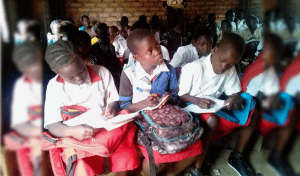 Imagen destacada: Un grupo de niños toman notas en clase en Tambura, Sudán del Sur, el 14 de junio de 2018. (Gabe Hurrish/Sudán del Sur)