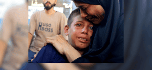 Un niño llora durante el funeral celebrado el 14 de agosto de 2025 por los palestinos muertos en un ataque aéreo israelí mientras buscaban ayuda en la ciudad de Gaza, en la Franja de Gaza, según informan los médicos. (OSV News/Ebrahim Hajjaj, Reuters)