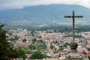 Una cruz con vista a la ciudad de Antigua, Guatemala. (Codyvanscyok, Pixabay/Guatemala)