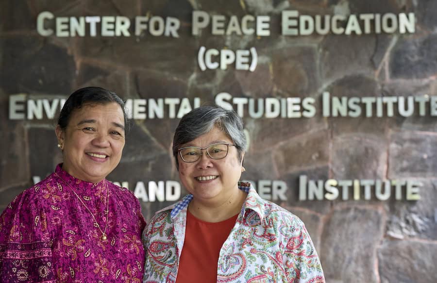 Maryknoll sister heads environmental institute Melinda Medina Lamorena (izq.) y la Hermana Maryknoll Marvelous Misolas posan en el Instituto de Estudios Medioambientales en la universidad Miriam College en Manila. Misolas es directora ejecutiva del instituto, y Lamorena, conocida como "Mei", es la directora asociada.