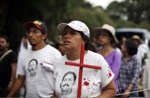 Una mujer sostiene una cruz durante una marcha contra la violencia en Cuernavaca, México, el 5 de mayo. Alrededor de 300 personas iniciaron la marcha en Cuernavaca para protestar por los altos niveles de delincuencia en el país, la marcha terminó en la Ciudad de México el 8 de mayo. (CNS/Jorge Dan López, Reuters) (9 de mayo de 2011)