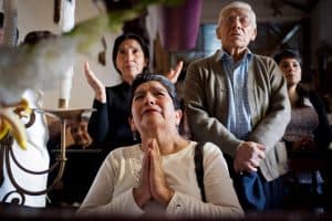 En una foto de archivo, se ve a una mujer rezando frente a una estatua de Cristo en la iglesia de Santa Clara, en Ayacucho, Perú. (OSV News/Oscar Durand, archivo)