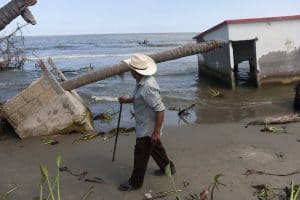 Un hombre mayor camina por delante del lugar donde una vez estuvo su casa en El Bosque, México, el 7 de noviembre de 2022, en medio de la subida del nivel del mar que está destruyendo las casas construidas en la costa y obligando a los aldeanos a reubicarse. (Foto OSV News/Gustavo Graf, Reuters)