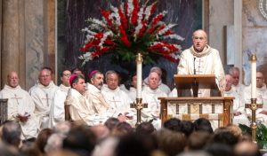 El Cardenal Robert W. McElroy, de Washington, pronuncia la homilía en una misa con motivo de la 111ª Jornada Mundial del Migrante y del Refugiado, celebrada el 28 de septiembre de 2025 en la catedral de San Mateo Apóstol, en Washington. (OSV News/Mihoko Owada, Catholic Standard)