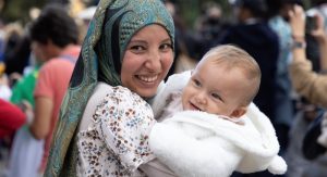 Una madre y su hijo asisten al “Festival de los Pueblos”, una celebración de canciones, bailes y testimonios durante el Jubileo de los Migrantes y el Jubileo de las Misiones, el 5 de octubre de 2025, en el Castillo de Sant'Angelo, en Roma. (CNS/Pablo Esparza)