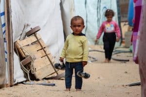 Un niño palestino entre tiendas de campaña el 6 de octubre de 2025, donde los palestinos desplazados, que huyeron del norte de Gaza debido a una operación militar israelí, se refugian en la Franja Central de Gaza. (OSV News/Dawoud Abu Alkas, Reuters)