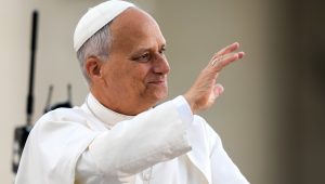 El Papa León XIV saluda a la gente desde el papamóvil mientras recorre la plaza de San Pedro en el Vaticano antes de dirigir una vigilia de oración y el rezo del rosario por la paz el 11 de octubre de 2025. (CNS/Lola Gómez)