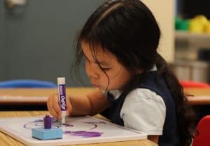 Imagen destacada: Una estudiante de preescolar colorea durante la clase en la escuela St. Peter Indian Mission Catholic School en el Reservación Indígena del Río Gila en Bapchule, Arizona el 4 de septiembre del 2024. La escuela es una misión de las Hermanas Franciscanas de la Caridad Cristiana de Manitowoc, Wisconsin, que fue establecida en 1923. (OSV News photo/Bob Roller)