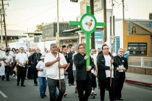 El obispo Alberto Rojas de San Bernardino, California, porta una cruz del Jubileo en San Luis Río Colorado, México, el 12 de octubre y diciembre de 2025, durante una peregrinación binacional desde San Luis, Arizona, a México. La peregrinación, que incluyó una misa, estuvo inspirada por la Iniciativa Kino para la Frontera, una organización católica con raíces en la orden jesuita y con sede en Nogales, Arizona. (Foto de OSV News/Montie Chavez, cortesía de la Arquidiócesis de Las Vegas)