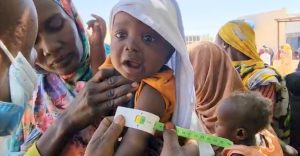 Imagen destacada: Un niño es examinado por desnutrición en un campamento del Programa Mundial de la Salud en el-Fasher en Darfur, Sudán, el 27 de marzo del 2025 en esta captura de video. (OSV News photo/WFP Handout via Reuters)