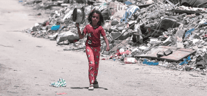 Una niña camina en Gaza durante la guerra entre Gaza e Israel con una olla para conseguir comida el 25 de agosto del 2024. (Jaber Jehad Badwan, vía Wikimedia Commons)