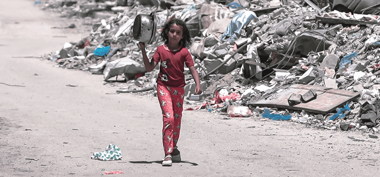 Una niña camina en Gaza durante la guerra entre Gaza e Israel con una olla para conseguir comida el 25 de agosto del 2024. (Jaber Jehad Badwan, vía Wikimedia Commons)