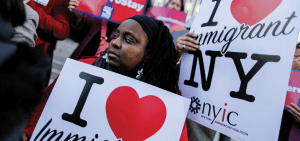 Inmigrantes haitianos y simpatizantes en la ciudad de Nueva York sostienen pancartas en apoyo al Estatus de Protección Temporal (TPS) en 2017. El 2021, el gobierno de Biden otorgó a los ciudadanos haitianos elegibles residentes en EE. UU. la oportunidad de solicitar una nueva designación de TPS de 18 meses. (CNS/Eduardo Munoz, Reuters)