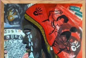 Imagen destacada: La obra "Protesta silenciosa" de Griffins Bakhuya, de Kenia, representa a una joven llorando y recortes de periódicos sobre la violencia de género. (Wikimedia Commons CC BY 4.0)