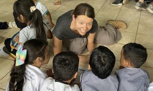 Misionera laica Maryknoll Sarah Bueter sirve a niños con programas educativos en El Salvador.