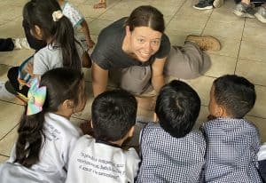 Misionera laica Maryknoll Sarah Bueter sirve a niños con programas educativos en El Salvador.