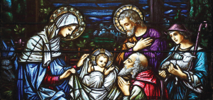 Este vitral de la Iglesia de San Luis en Great Neck, Nueva York, representa a Jesús en un pesebre rodeado de María, José y tres pastores. (OSV News/Gregory A. Shemitz)