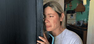 Heidy Sánchez, deportada a La Habana, Cuba, llora tras hablar con su pequeña hija en Florida. Se han eliminado las protecciones contra la deportación para cientos de miles